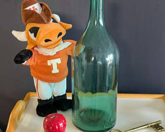 Lot 47: Assorted home decor and kitchen items