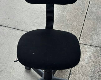 Lot 154: Office Chair and Plastic Drawer Storage Unit