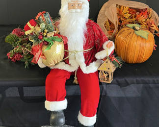 Lot 40: Seasonal holiday decor collection