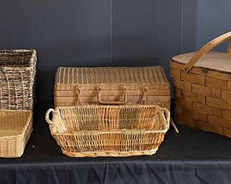 Lot 125: Assorted wicker baskets and a picnic hamper