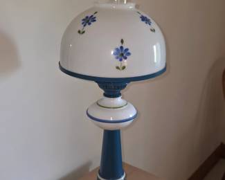 blue and white hurricane style table lamp featurin