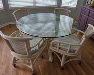 Kitchen glass table w/4 chairs 
