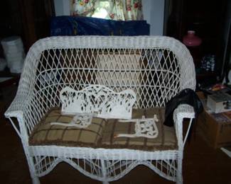 WICKER SETTEE