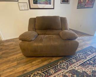 Extra-large recliner 