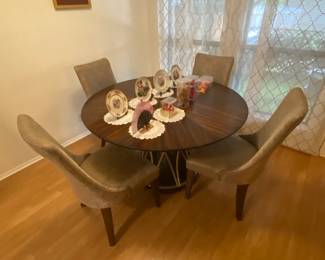 Round dining table w/chairs