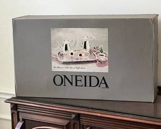 Oneida Silverplate 5 Piece Tea & Coffee Set with Tray