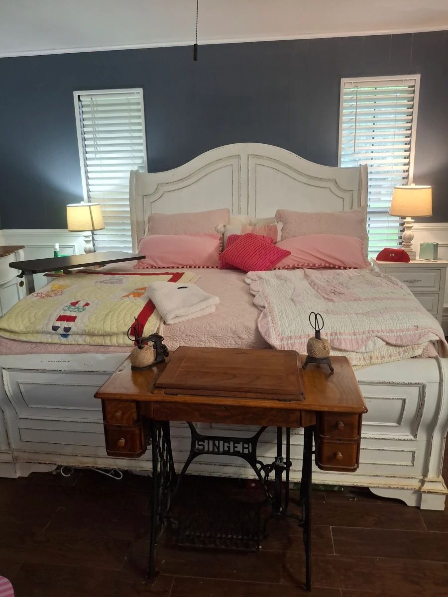 Sleigh bed