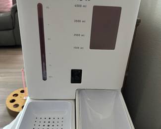 Automatic pet food dispenser with camera