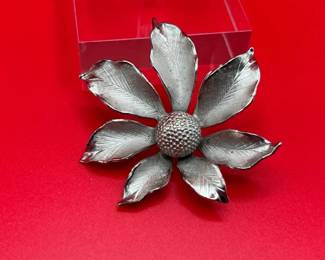 Beautiful Vintage Giovanni Silver Tone Floral Brooch