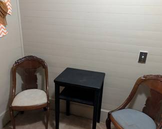 Vintage sitting chairs 
