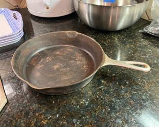 Wagner ware Sidney O cast iron skillet no. 8