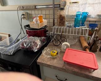 Crock pot, flatware