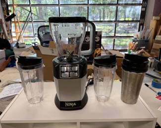 Ninja 1000w with beverage containers