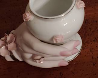 Lefton cup hand