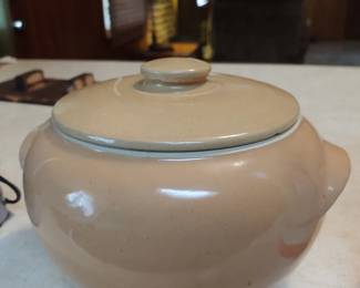 Vintage USA bean pot w/lid