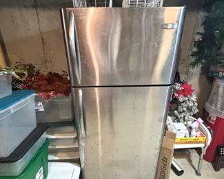 Frigidaire refrigerator/freezer.