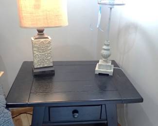 BLACK SIDE TABLE W/DRAWER