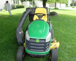 JOHN  DEERE RIDING LAWN MOWER WITH BAGGER