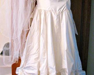 Vintage 1980s or 1990s Wedding Dress with Lace and Beaded details size 12 Dry Cleaned with Storage Box