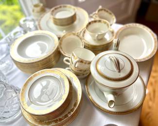 137. Wedgwood Whitehall W4001 Gold Grape Vine Bone China Set, 85 Pcs?