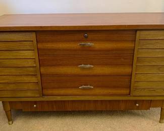 If you were expecting a more traditional cedar chest, I'm sorry to disappoint.  Instead we have this Lane Furniture Company, mid-century modern cedar chest.