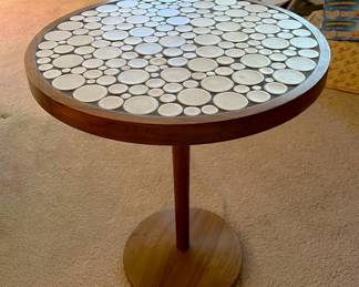 This does make sense: circles, lots of them, all within the larger circle of the tabletop.