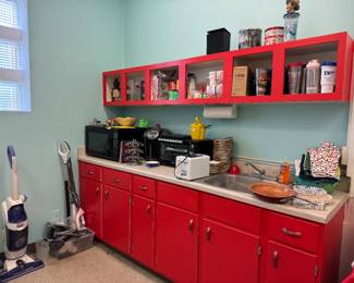 Some kitchen items, steamer and shampoo machine 