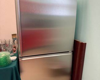 Amana Fridge works great and will take 2-3 people to move and you must have a fridge dolly 