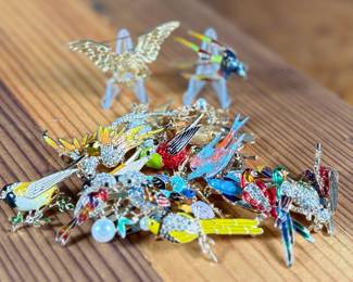 This lot features a large collection of twenty (20) bird themed brooches all in very good wearable condition.