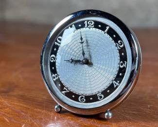 This lot features a vintage mechanical desk clock manufactured by Lux in good working condition.