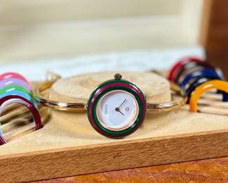 This lot features a change bezel watch by Gucci in immaculate condition with original box, papers, and warranty card. This timepiece has a gold-plated case and bracelet in exceptional condition with a mineral crystal face. You can set the watch bracelet to 15cm or 14.5cm, providing a comfortable fit for a small wrist.