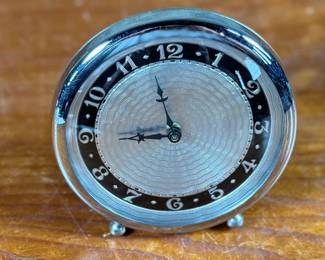 This lot features a vintage mechanical desk clock manufactured by Lux in good working condition.