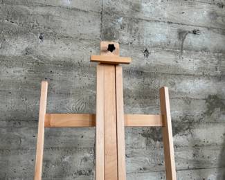 This lot features a large adjustable art studio easel made of Beechwood and in very good condition. Measures up to 6” H.