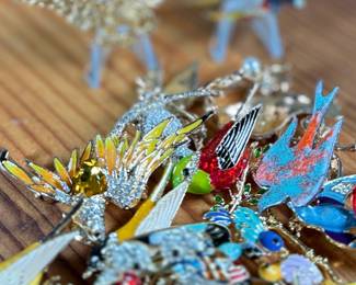 This lot features a large collection of twenty (20) bird themed brooches all in very good wearable condition.
