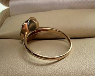 This lot features an antique 10k gold mother’s ring with various stones in a size 5.5 and a total approx. weight of 2.13 grams. This ring has been XRF tested and verified as 10k.