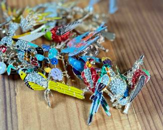 This lot features a large collection of twenty (20) bird themed brooches all in very good wearable condition.