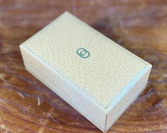 This lot features a change bezel watch by Gucci in immaculate condition with original box, papers, and warranty card. This timepiece has a gold-plated case and bracelet in exceptional condition with a mineral crystal face. You can set the watch bracelet to 15cm or 14.5cm, providing a comfortable fit for a small wrist.