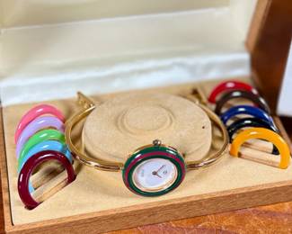 This lot features a change bezel watch by Gucci in immaculate condition with original box, papers, and warranty card. This timepiece has a gold-plated case and bracelet in exceptional condition with a mineral crystal face. You can set the watch bracelet to 15cm or 14.5cm, providing a comfortable fit for a small wrist.