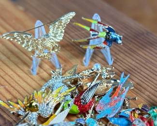 This lot features a large collection of twenty (20) bird themed brooches all in very good wearable condition.