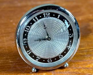 This lot features a vintage mechanical desk clock manufactured by Lux in good working condition.