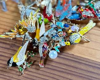 This lot features a large collection of twenty (20) bird themed brooches all in very good wearable condition.