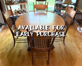 BUY NOW! Antique solid oak clawfoot dining table with 4 matching chairs — 46.5“(L) x 46.5“(W) x 26.5“(H) — $450 — Delivery available for an additional charge — call/text 507-458-2542 