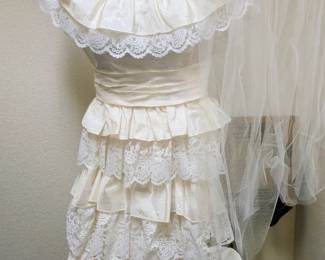 Vintage lace wedding dress with Veil and hat size 10