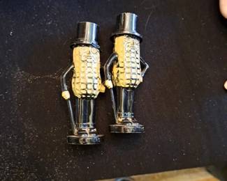 vintage peanut Salt & pepper.