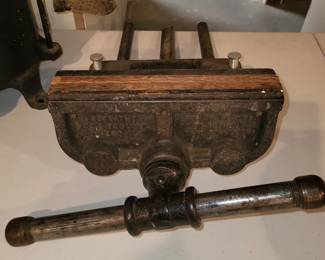 Bench vise
