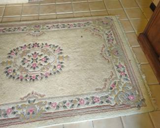 $20 tan/floral rug 5 x 7