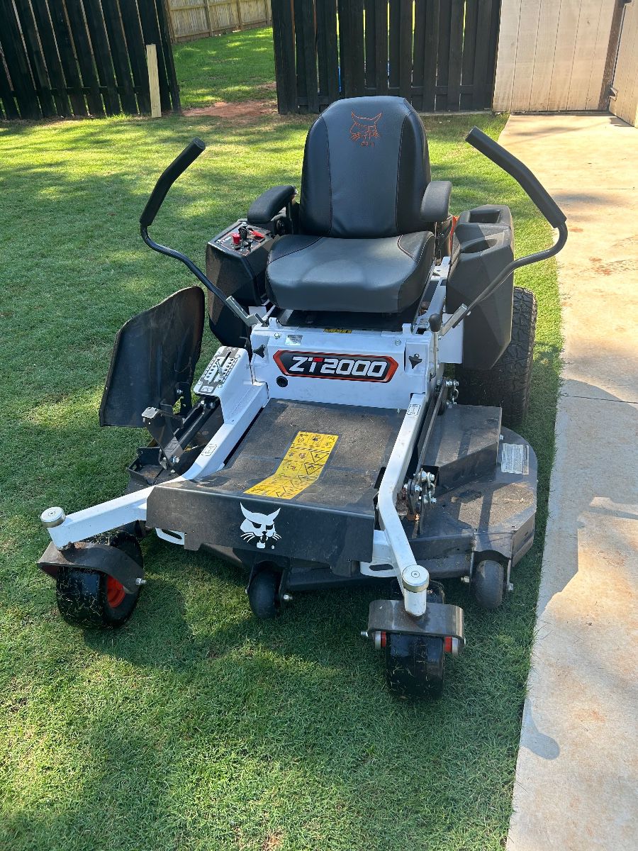 Bobcat ZT 2000 Zero Turn Lawnmower with 38 hours and service records
