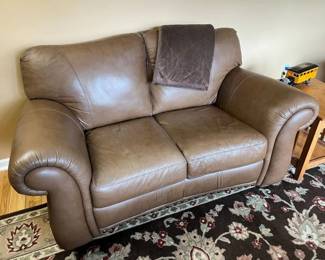 5495 Leather Settee