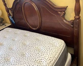 5495 Queen Mahogany Headboard Detail