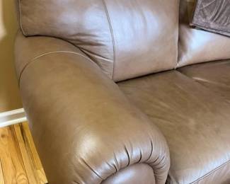 5495 Leather Settee Detail